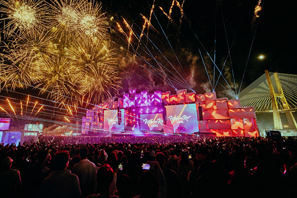 WhyYESTECHMAirIstheBestOutdoorTransparentLEDDisplayforFestivalStages_1784702875.jpg