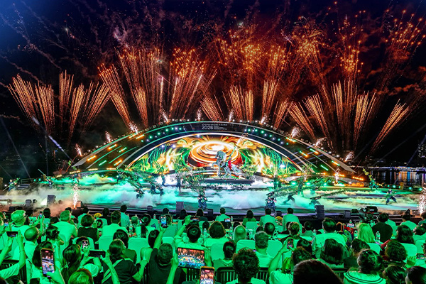YESTECHMTTransparentLEDDisplayLightsuptheDaNangInternationalFireworksFestival1_1784535731.jpg