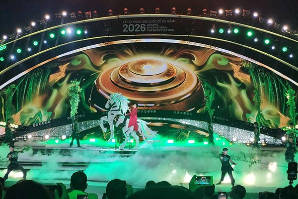 YESTECHMTTransparentLEDDisplayLightsuptheDaNangInternationalFireworksFestival2_1784535730.jpg