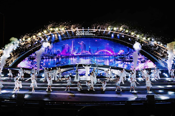 YESTECHMTTransparentLEDDisplayLightsuptheDaNangInternationalFireworksFestival3_1784535730.jpg